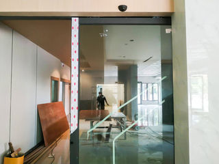 ราคาเริ่มต้นไม่รวมบานประตูเพียง 24,000 บาท รวมค่าแรงติดตั้ง* งานติดตั้งประตูออโต้ดอร์ 