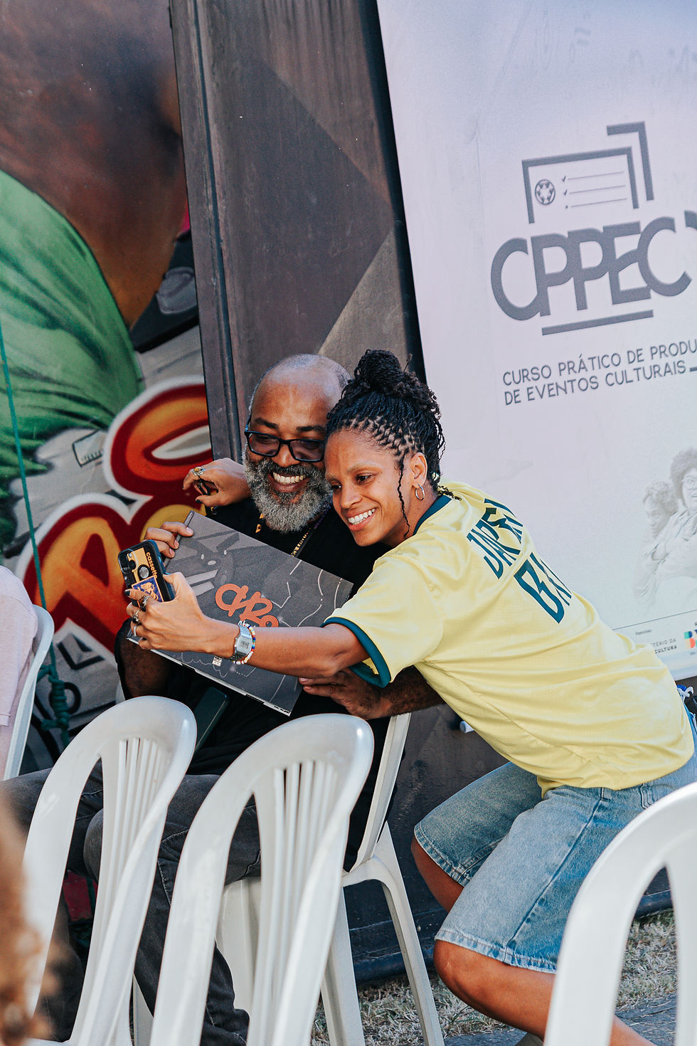Dudu de Morro Agudo, rapper, MC e fundador do Quilombo Enraizados, e Juliana França, atriz, mestra em Filosofia e coordenadora do Grupo Código, de Japeri. Foto: Acervo - Festival Caleidoscópio: Mylena Braga.