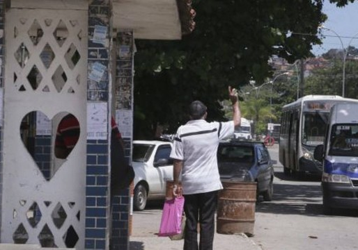 Em primeiro lugar, você precisa encarar a sua família. A mãe que deseja para você "um futuro melhor" desde que envolva riqueza e poder. O pai que só te vê de 15 em 15 dias porque foi forçado pela decisão de um juiz, mas acha que você deveria ser militar "porque te daria estabilidade mesmo que você não seja tão inteligente" e tenha que passar a vida inteira batendo continência para homens corruptos que causam o atraso do país diariamente. Os avós que querem que você, já que nasceu mulher infelizmente, pelo menos aprenda a cozinhar, se case e tenha filhos. Muitos. E que seu currículo seja um pano de prato no ombro.