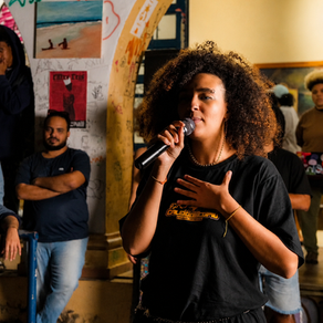 Ainda que a Lei Aldir Blanc, seguida pelos editais da Lei Paulo Gustavo e pela Política Nacional Aldir Blanc, tenha inaugurado um ciclo de investimentos massivos na cultura dos municípios da Baixada Fluminense, a política cultural local sempre foi exercida, moldada e conduzida pelos próprios agentes culturais do território.