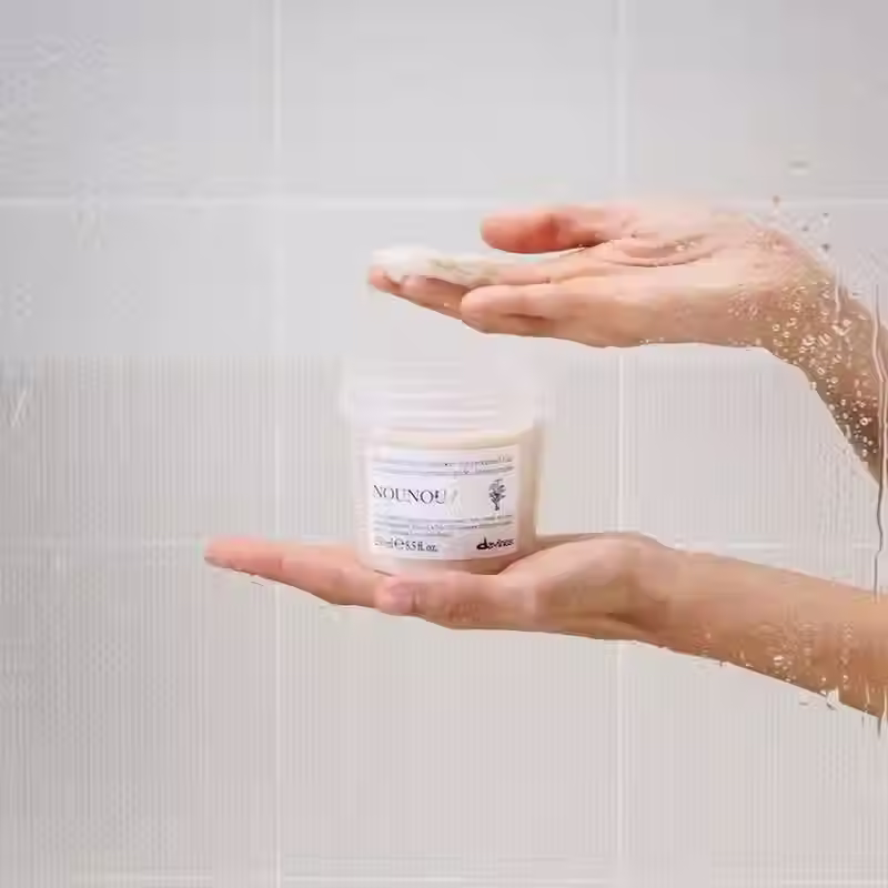 縮圖：Hands using Davines NOUNOU Conditioner 250ml in the shower