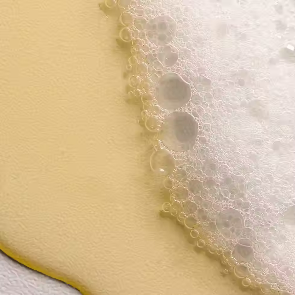 縮圖：Close up of Davines DEDE Shampoo lightweight texture and delicate airy foam
