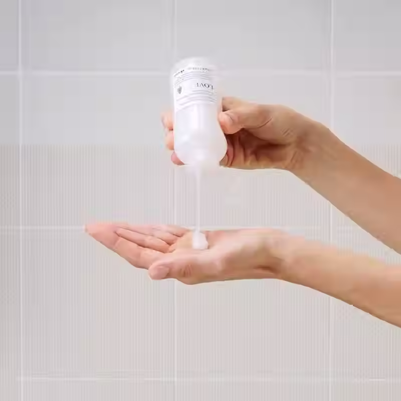 Davines LOVE CURL Cream 150ml texture being dispensed into hand