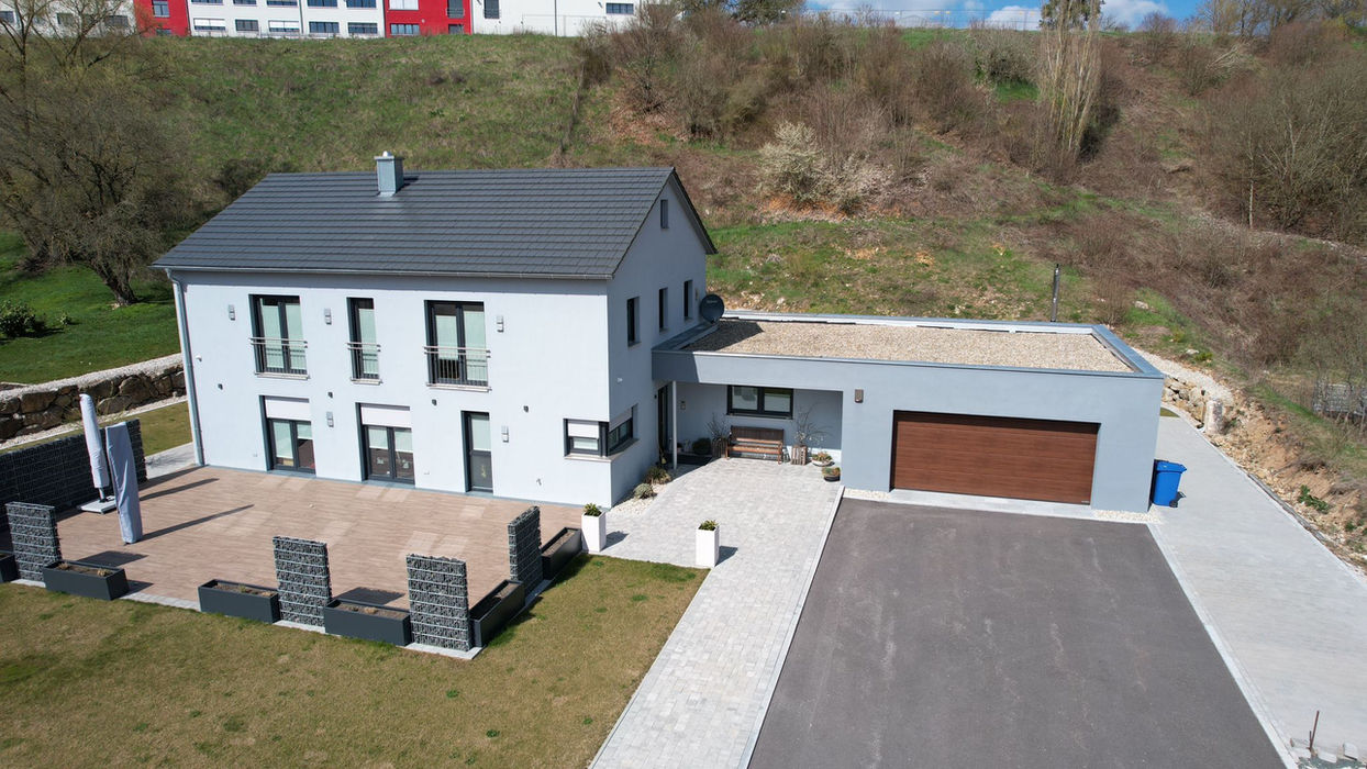 Modernes Einfamilienhaus mit Garage und Terrasse