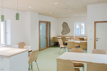 Gemeinschaftsraum mit maßgefertigter Sitzbank und Tischen