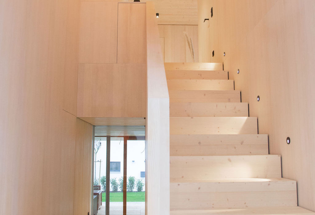 Helle moderne Holztreppe in einem minimalistischen Flur