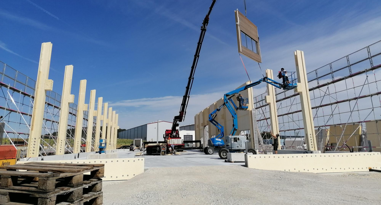 Holzbauelemente werden mit dem Kran montiert