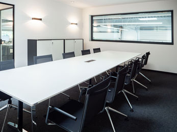 Besprechungsraum im Autohaus Schielein mit Sideboard