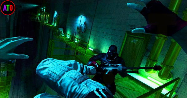 شخص يرتدي ملابس سوداء يحمل سلاحًا في ممر مضاء بألوان نيون خضراء وزرقاء. يد في المقدمة تشير إلى حركة سريعة. الجو متوتر.