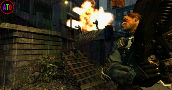 جنود في مشهد معركة تحت المطر بجوار مبنى متهدم. جندي مسلح يراقب بينما آخر مختبئ. انفجار في الخلفية. الجو متوتر وخطير.