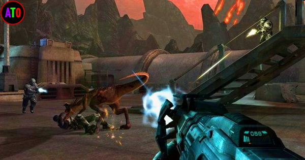 ساحة معركة في لعبة فيديو. جندي يحمل سلاحًا في مواجهة ديناصور يهجم. أجواء ملونة بالنار. شاشة تعرض العدد 058.