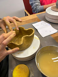 handvormen met okerkleurige klei