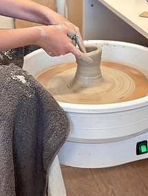 Cursist maakt eerste kopje op de draaischijf