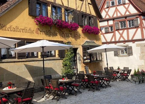 Die Bestuhlung in der Außengastronomie vom Zur Höll