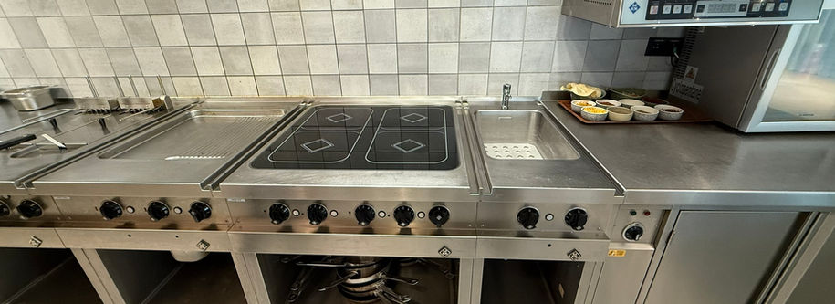 The cooking area with induction hob