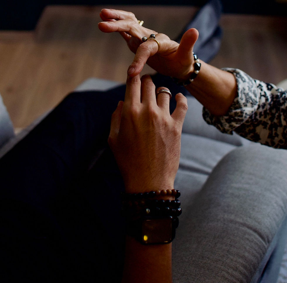Les mains sont très importantes pour Claudine. Elle met en place un code avec le client, afin de pouvoir maintenir la communication avec son inconscient si jamais il a du mal à parler à un moment donné.