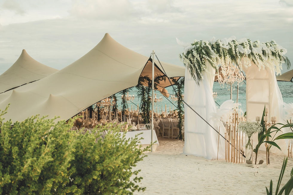 La douce couleur sable des tentes se marie idéalement à tout type de décoration de mariage, sublimant le travail des décorateurs.