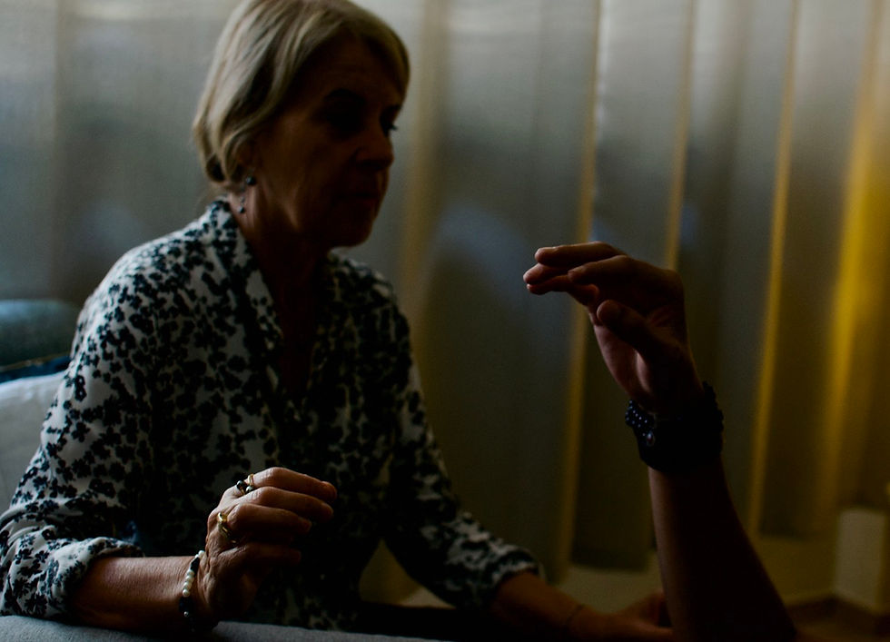 Les mains sont très importantes pour Claudine. Elle met en place un code avec le client, afin de pouvoir maintenir la communication avec son inconscient si jamais il a du mal à parler à un moment donné.