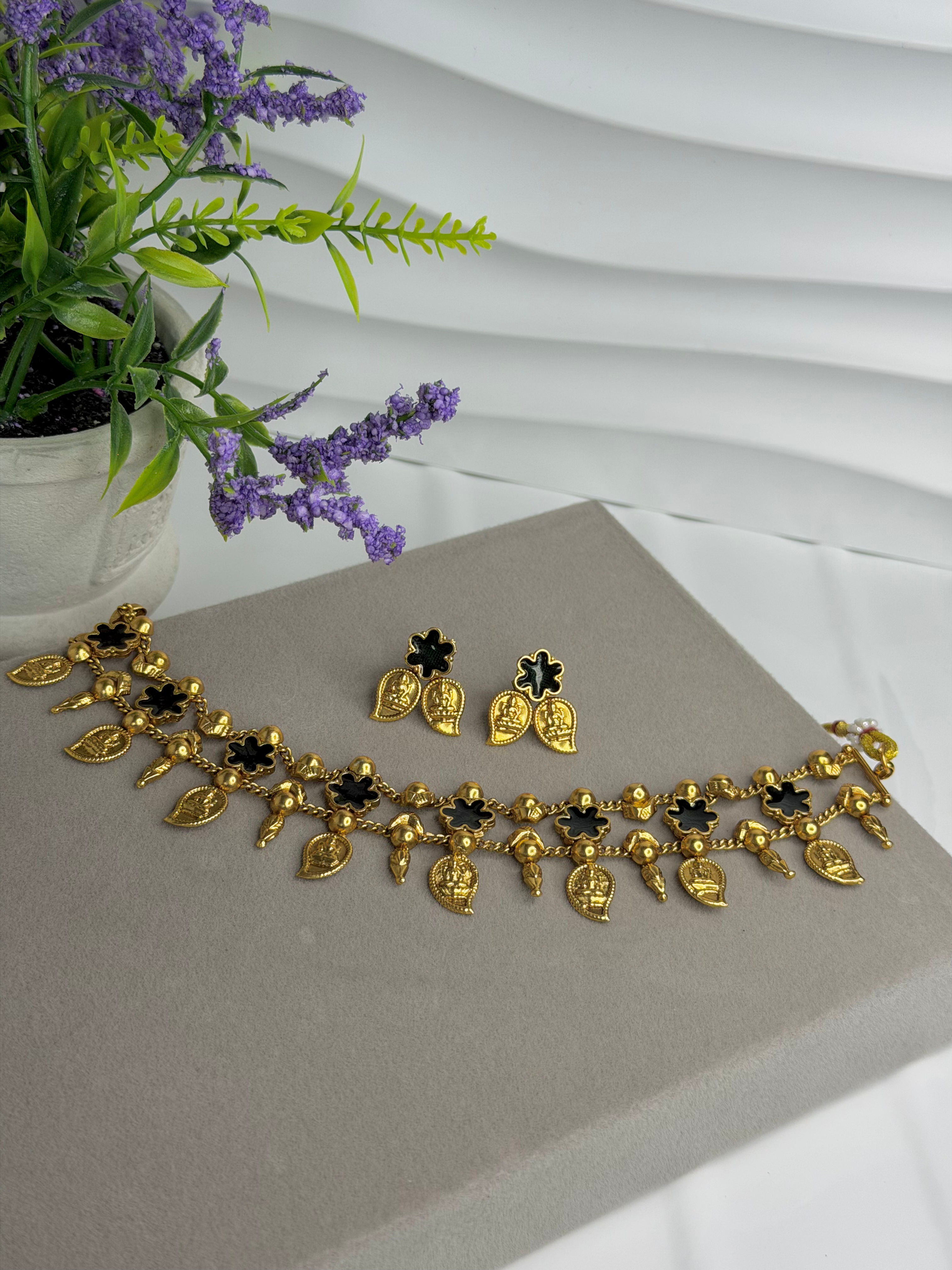 Manga model devi choker 