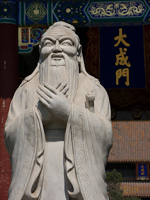 Estátua de Confúcio no Templo de Confúcio em Beijing.