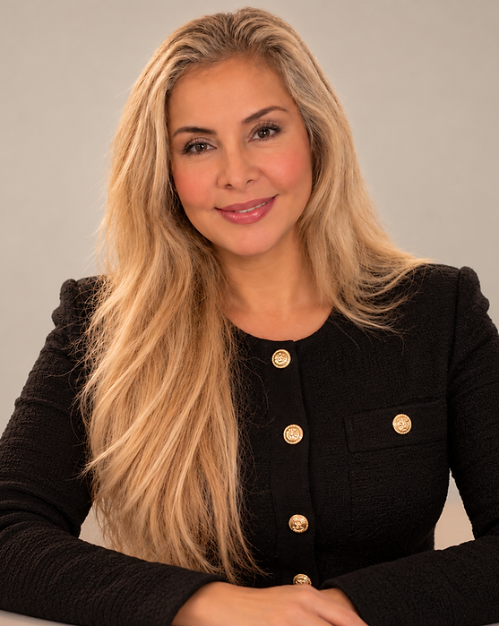 Retrato profesional con blazer negro y botones dorados.png