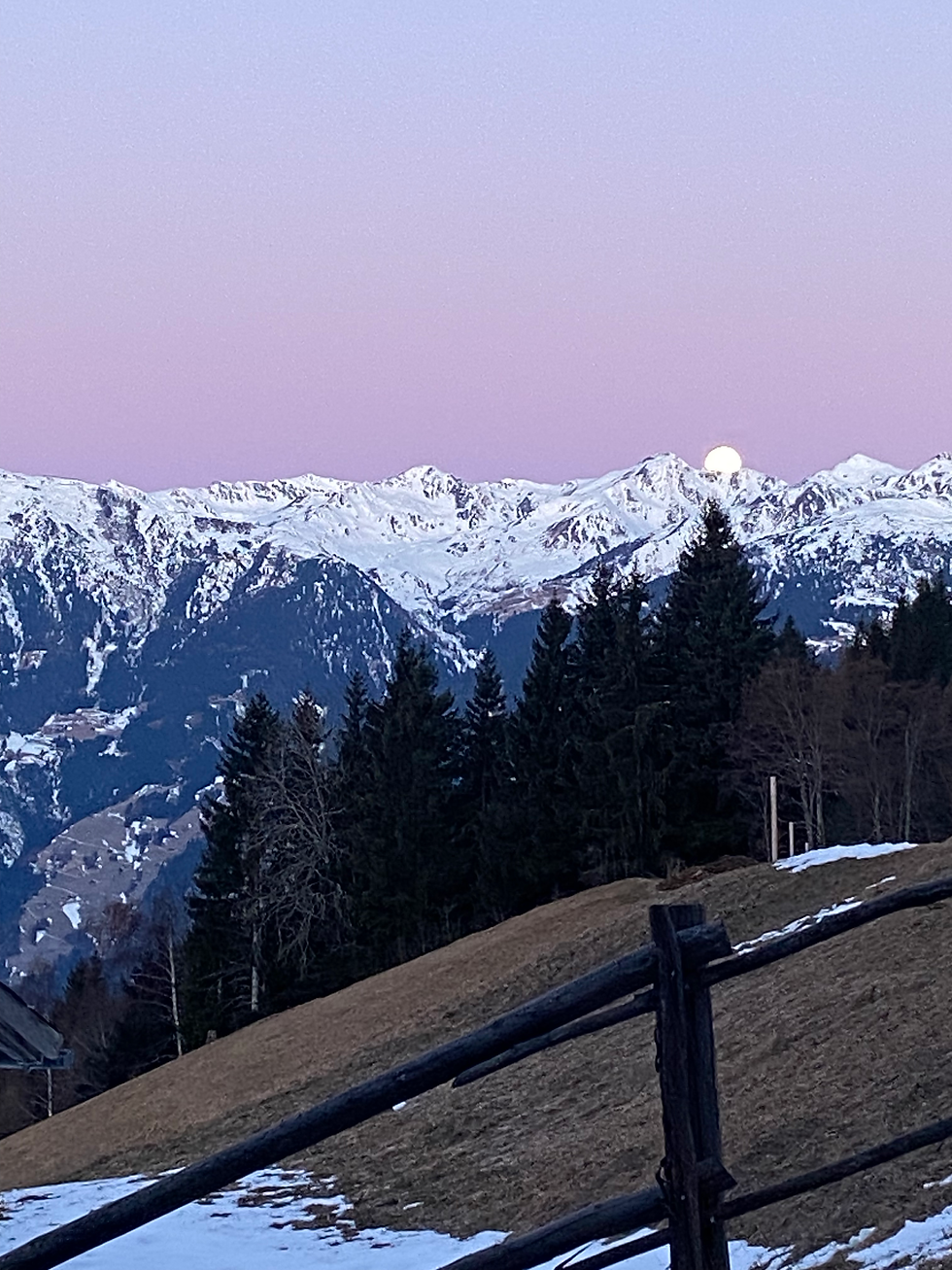 Monduntergang am frühen Morgen