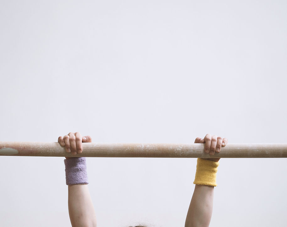 Gymnaste sur une barre en bois