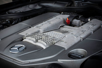 a close up of the engine of a mercedes