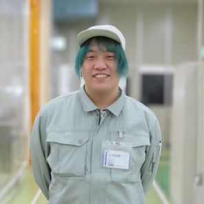 作業服を着た笑顔のKさん