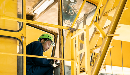 ヘルメットをかぶり、倉庫内で作業を行う社員の様子