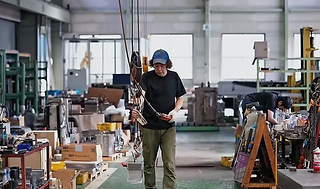 玉掛け用具を使用して作業をしている様子