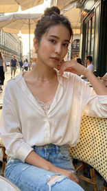 奈良・大和西大寺駅近のコワーキングスペース周辺でコーヒーブレイクする朝比奈エリカ