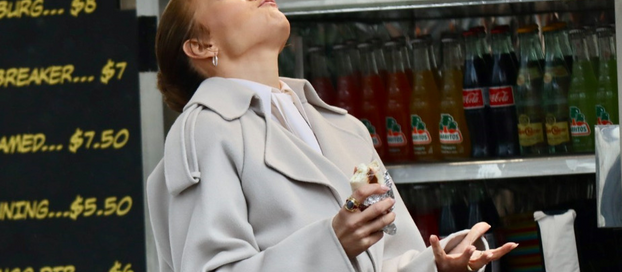 Џенифер Лопез фотографирана на снимањето филм, ги насмеа луѓето со своите гримаси