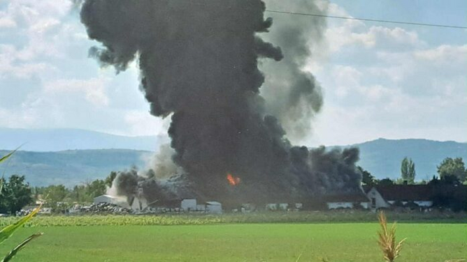  Видео и Фото  од повеке портали Гори „Нулта отпад“ во Трубарево: Огромен чад го прекри Скопје Maкедонија со сите населбит Аеродром Мадџари Хиподром и цел град се гуши од овој опасен отпад на батерии