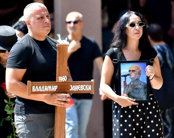 НИКОЈ НЕ ПИШУВАШЕ ЉУБОВНИ ПЕСНИ КАКО ВЛАДО ЈАНЕВСКИ, РЕКОА ПРИЈАТЕЛИТЕ И ГО ИСПРАТИЈА СО НЕГОВИТЕ НАЈГОЛЕМИ ХИТОВИ во тишина и тага испратен Владо Јаневски: Македонија се збогува фото и видео