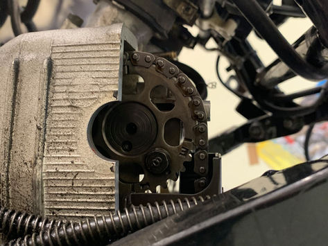 Die alte Dame hat Kopfschmerzen!