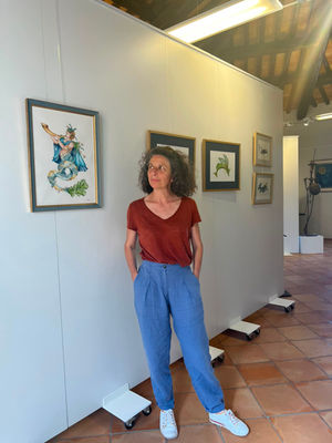 Fanny TIXIER devant son bestiaire exposé au Musée d'art contemporain de Teolo