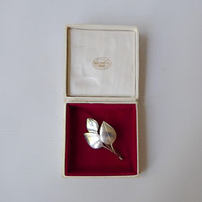 Vintage 1966 boxed silver 925 modernist leaf brooch. Geoffrey Bellamy, Ivan Tarratt. Sterling, 1960s retro. Mid century 3 leaves + stems pin