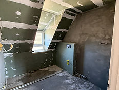 Trockenbauwände und verputzte Wand