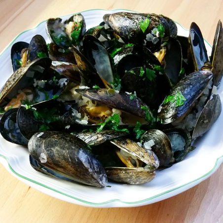 In the Kitchen with the Phantom Chef: White Wine & Garlic Mussels