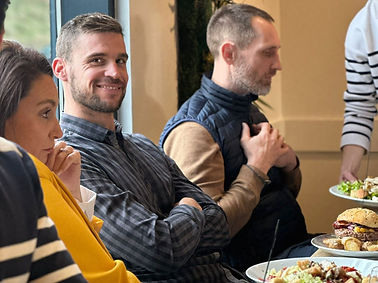 jeunes entrepreneurs réunis pour s'entraider autour de problematiques entrepreneuriales