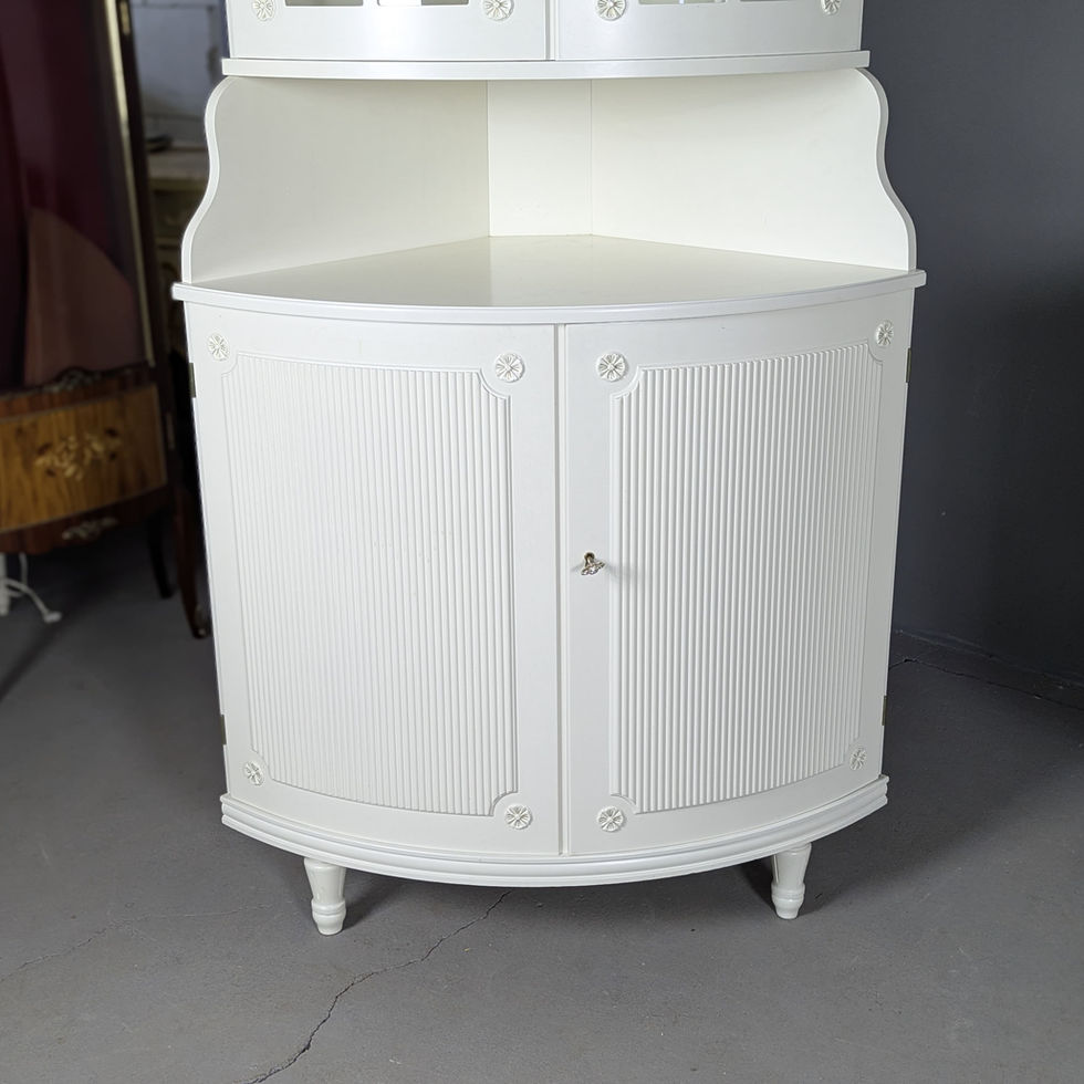 Elegantiška Gustavian stiliaus kampinė indauja