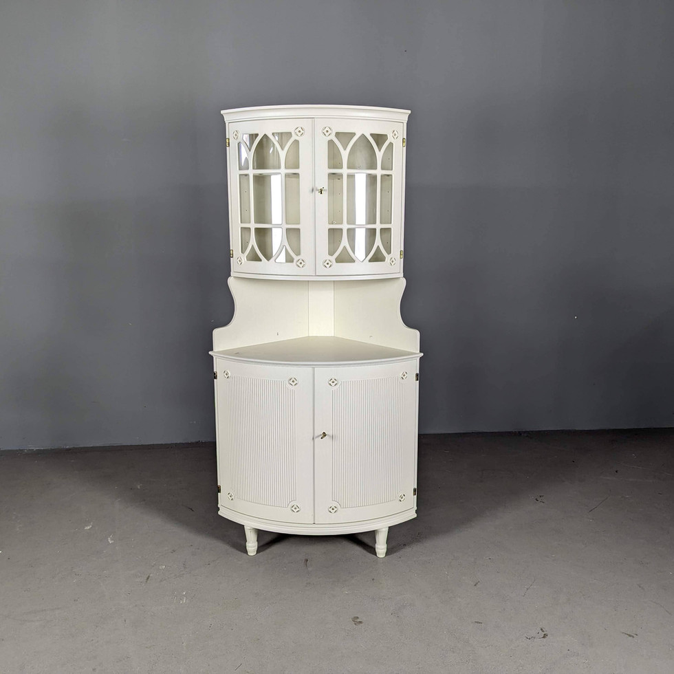 Elegantiška Gustavian stiliaus kampinė indauja