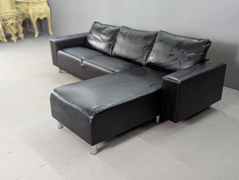 Juoda kampinė sofa