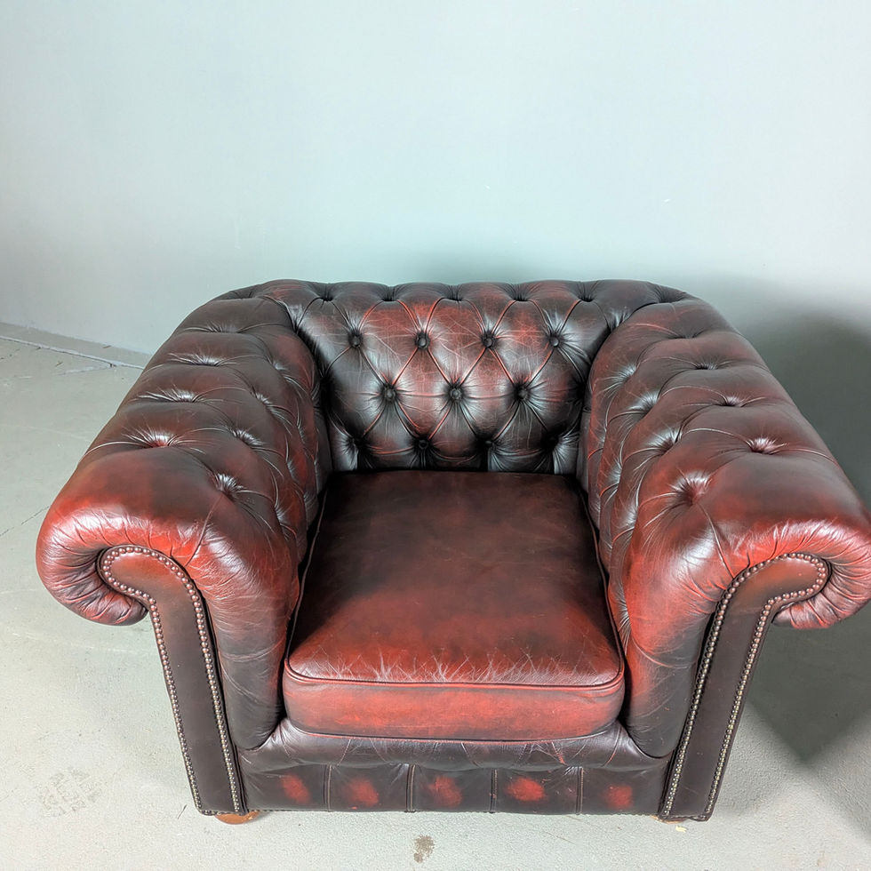 Chesterfield stiliaus odiniai foteliai