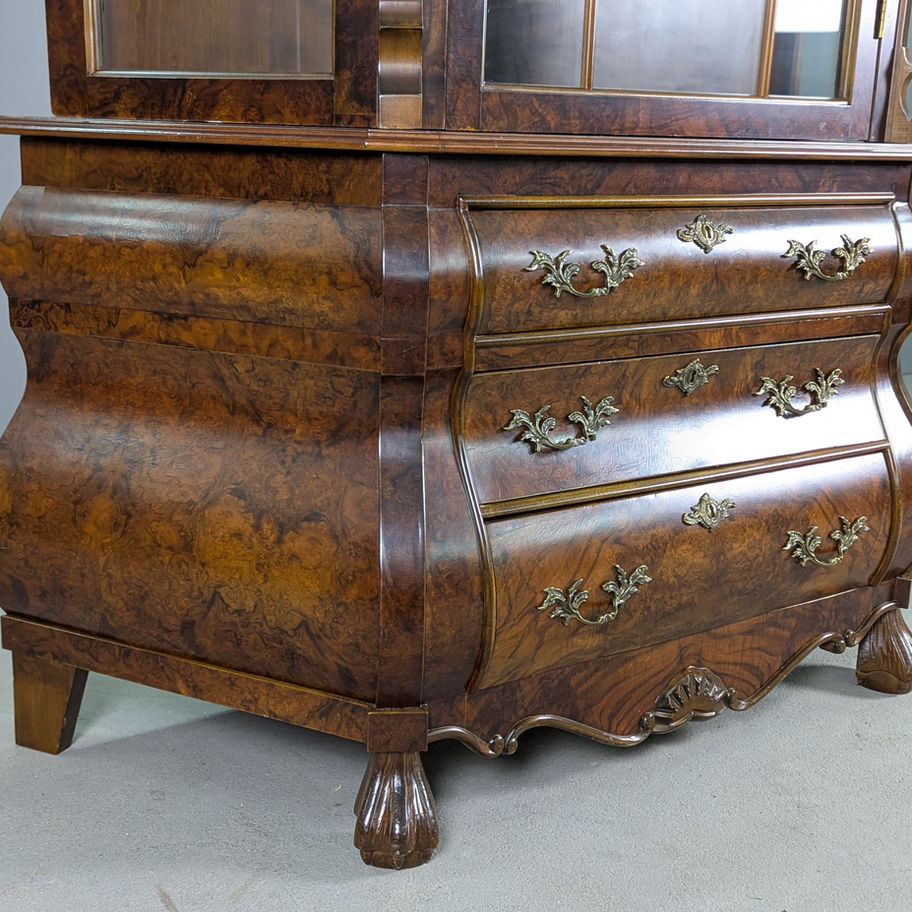 Klasikinė indauja su stikline vitrina ir stalčiais