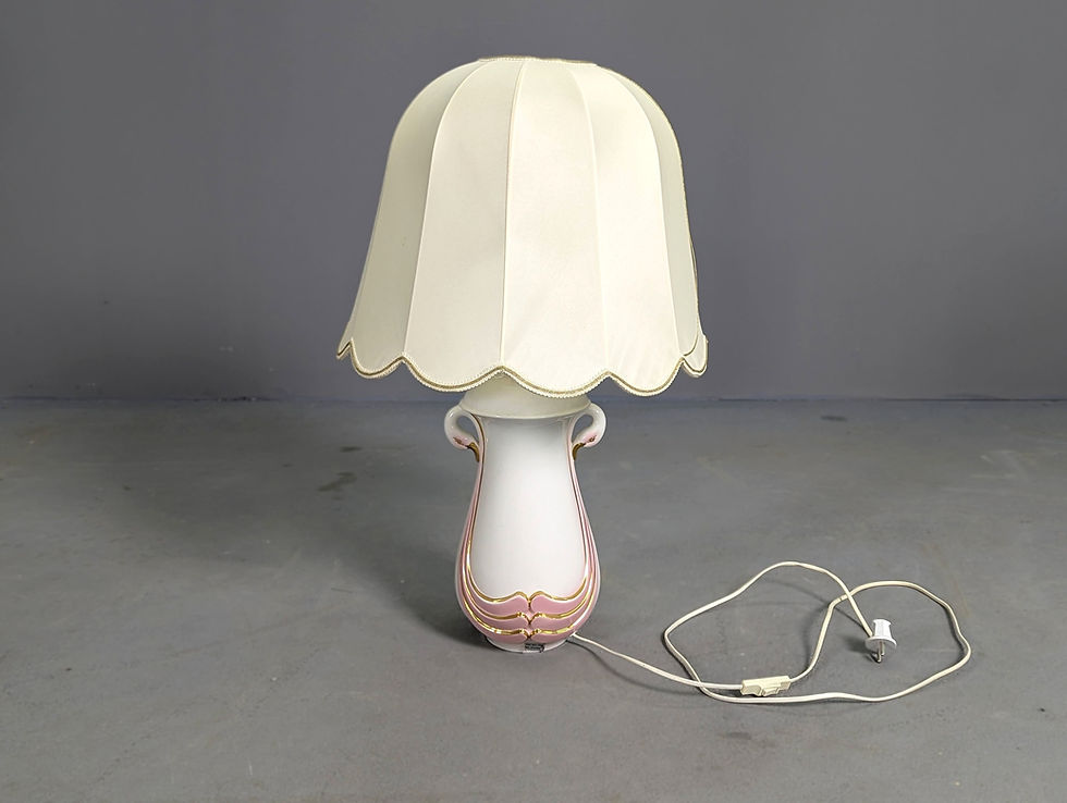 Stalinė lempa su kreminiu gaubtuvu ir rausvu vazos formos pagrindu