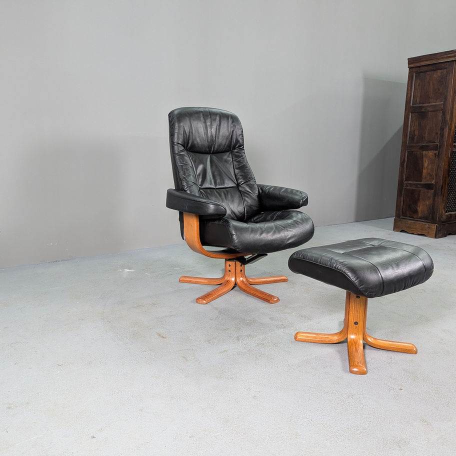 Juodos odos krėslas su pufu, Baldai Autentika