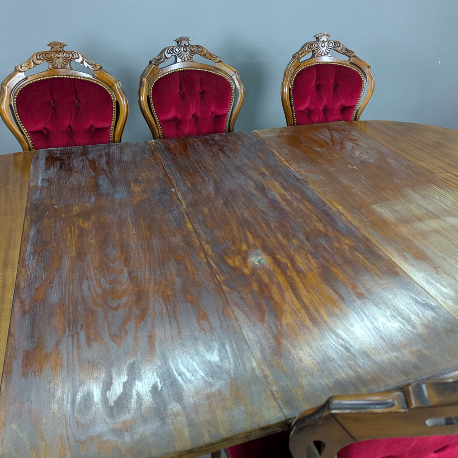 Išraiškingas klasikinio stiliaus valgomojo komplektas