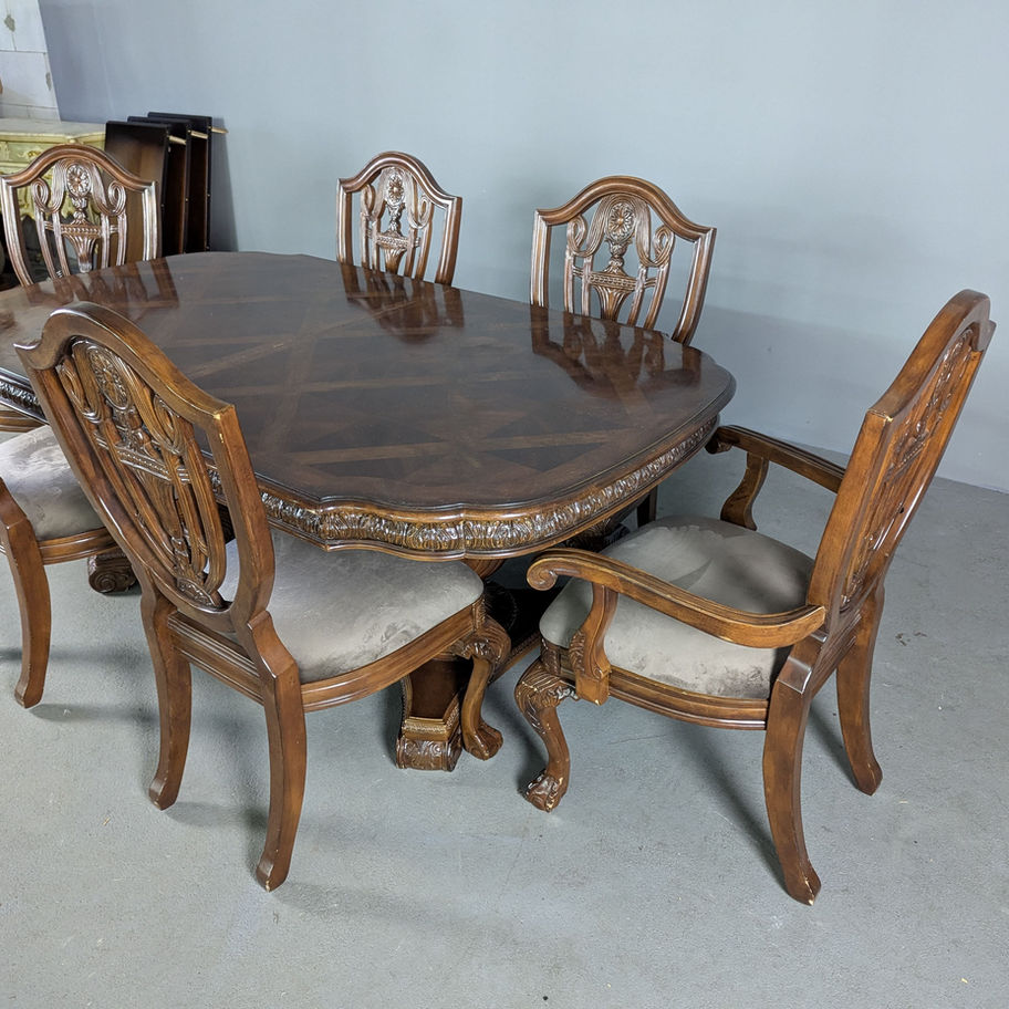 Prabangus klasikinio stiliaus valgomojo komplektas